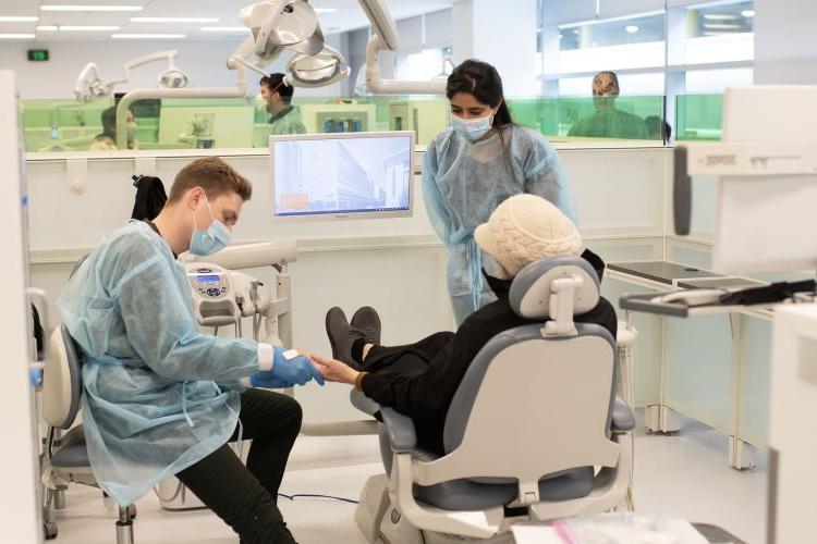 来自亚瑟大学牙科学院的学生. Dugoni School of Dentistry provide care to patients at the annual Senior Smiles and 健康 Health Fair in 2023.